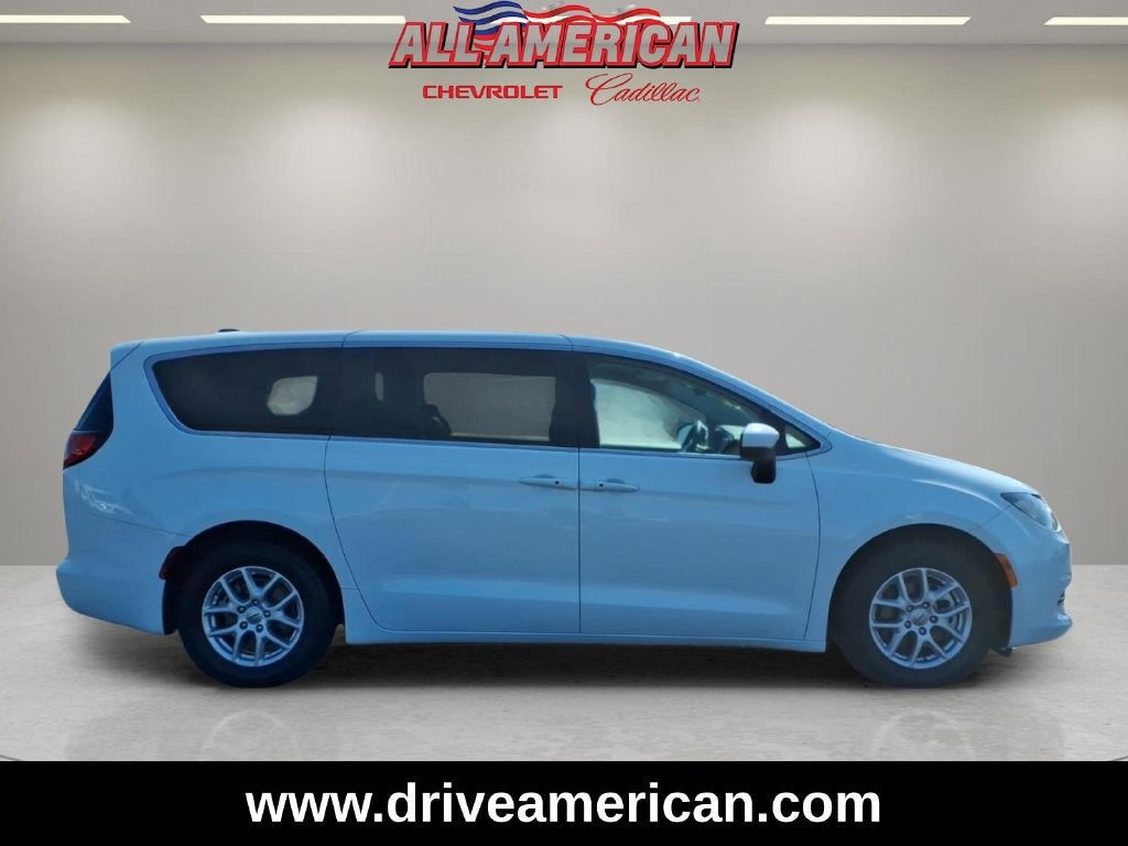 2023 Chrysler Voyager LX