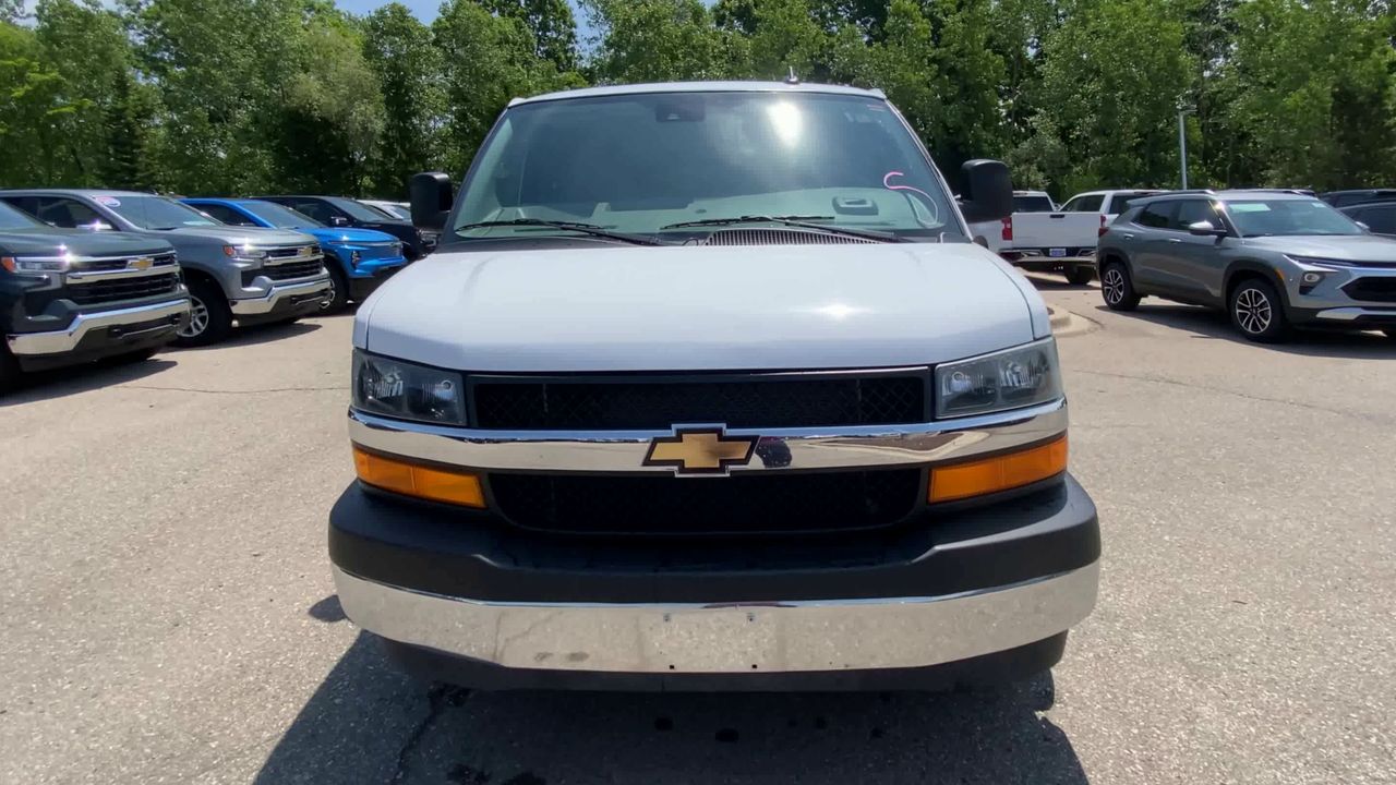 2025 Chevrolet Express Passenger 1LT