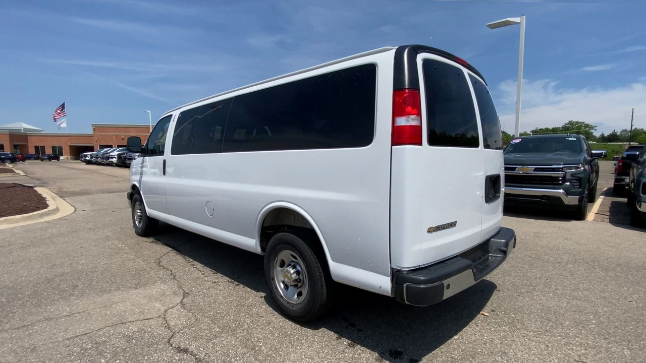 2025 Chevrolet Express Passenger 1LT