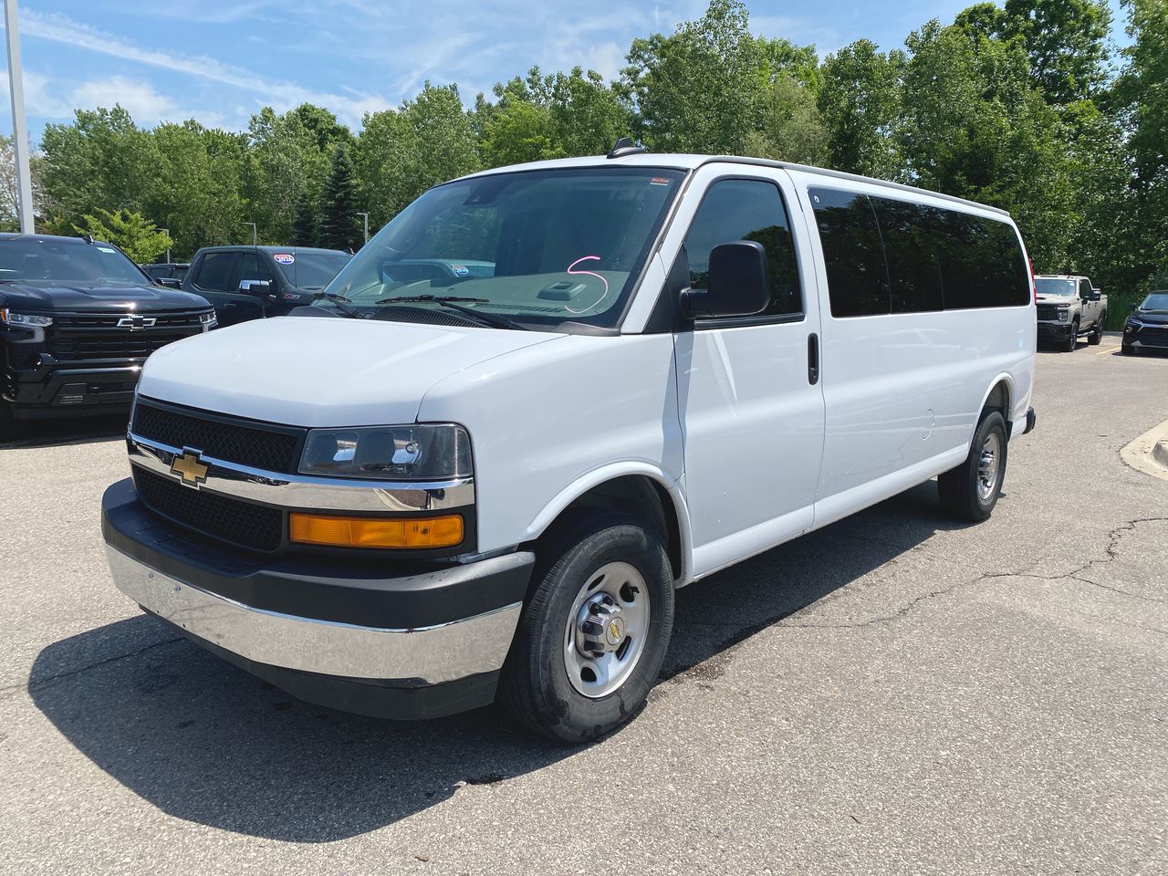 2025 Chevrolet Express Passenger 1LT