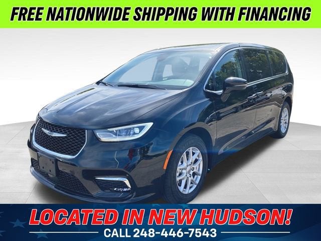 2024 Chrysler Pacifica Touring L's photo