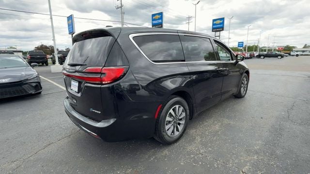 2024 Chrysler Pacifica Hybrid Select