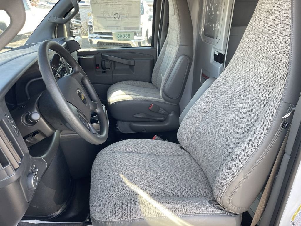 2025 Chevrolet Express Cutaway 3500 1WT