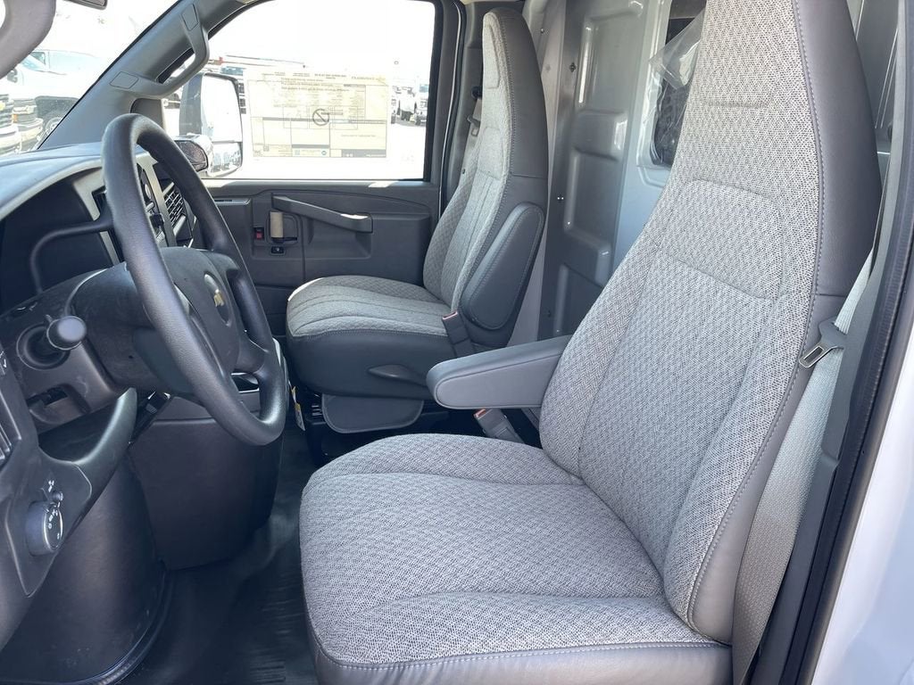 2025 Chevrolet Express Cutaway 3500 1WT