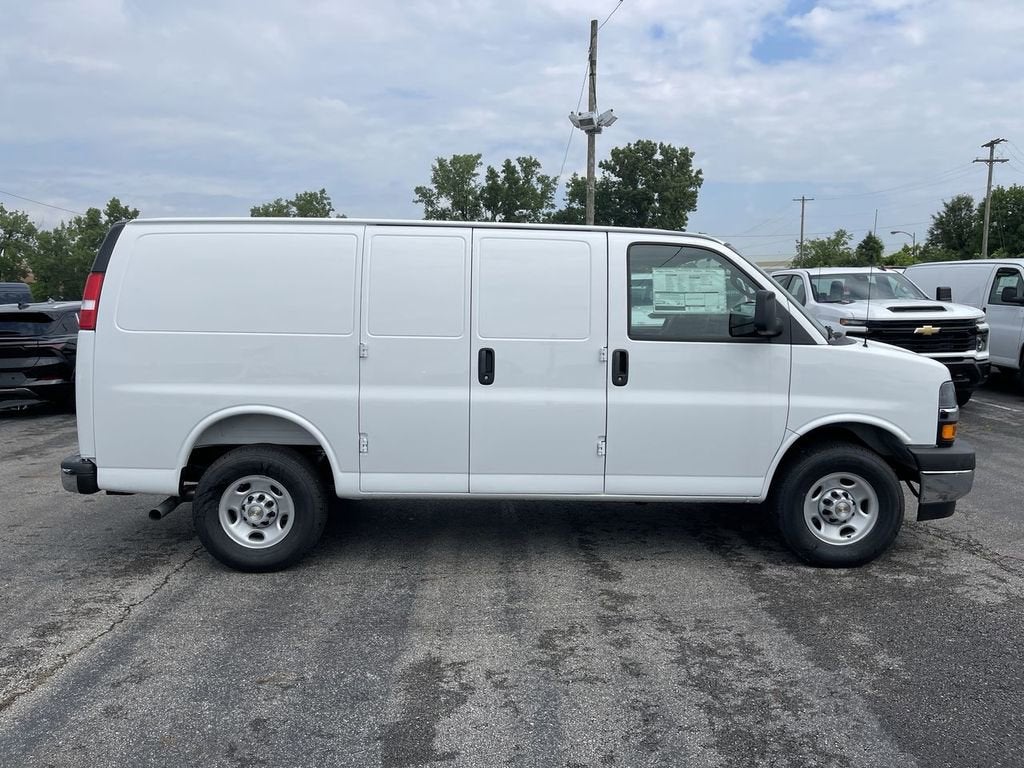 2025 Chevrolet Express Cargo WT